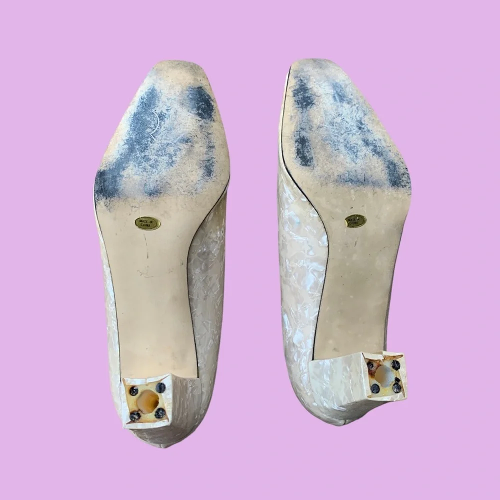 VINTAGE‎ CREAM PEARLESCENT MARBLE PUMPS
